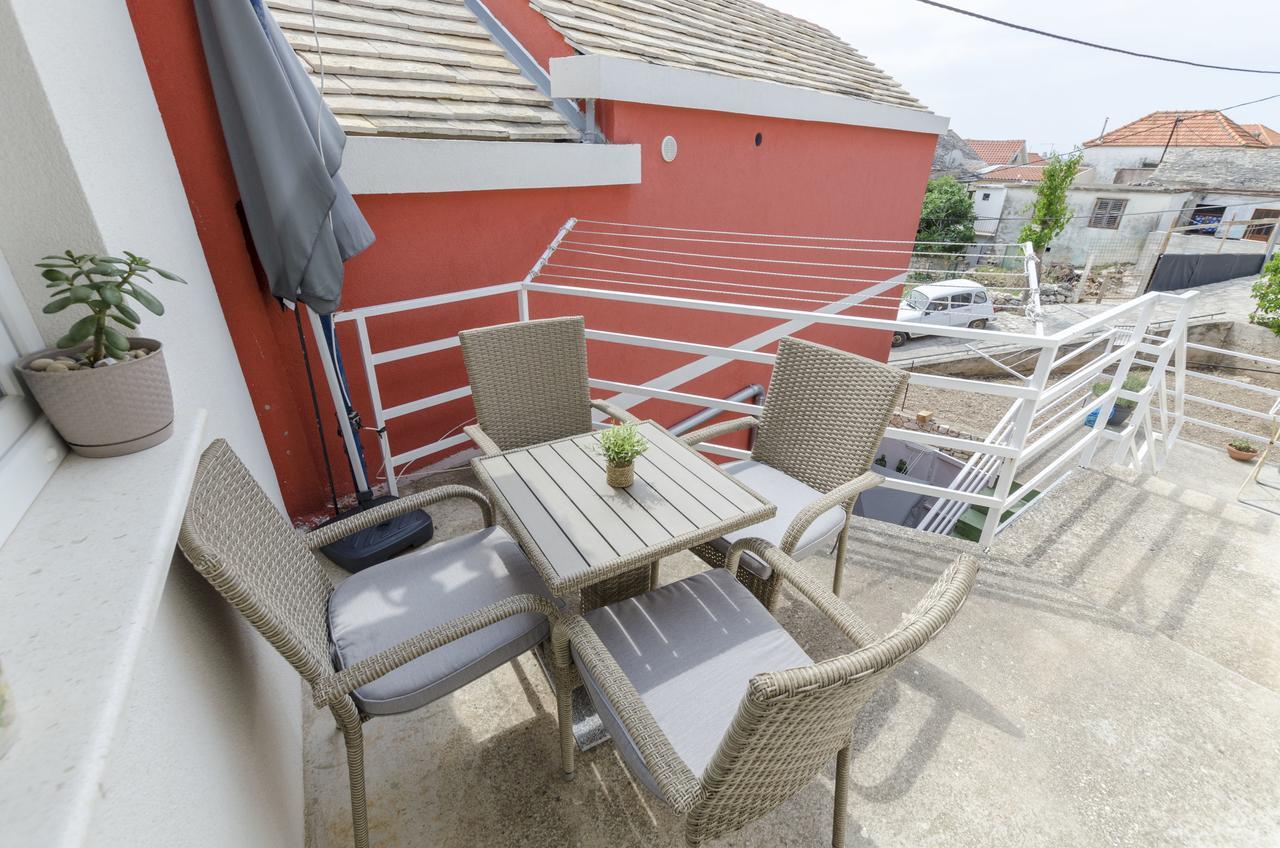 Apartments Dasa Примоштен Экстерьер фото