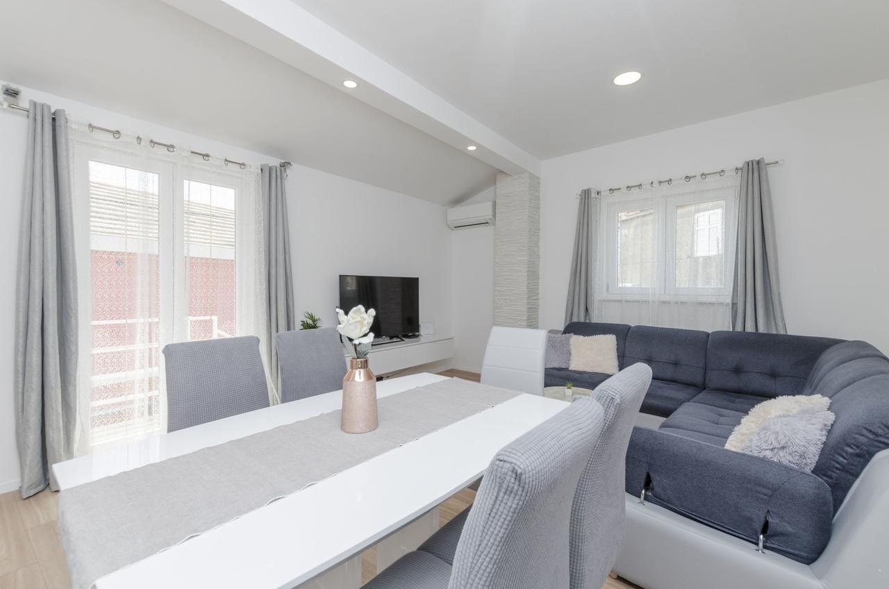 Apartments Dasa Примоштен Экстерьер фото