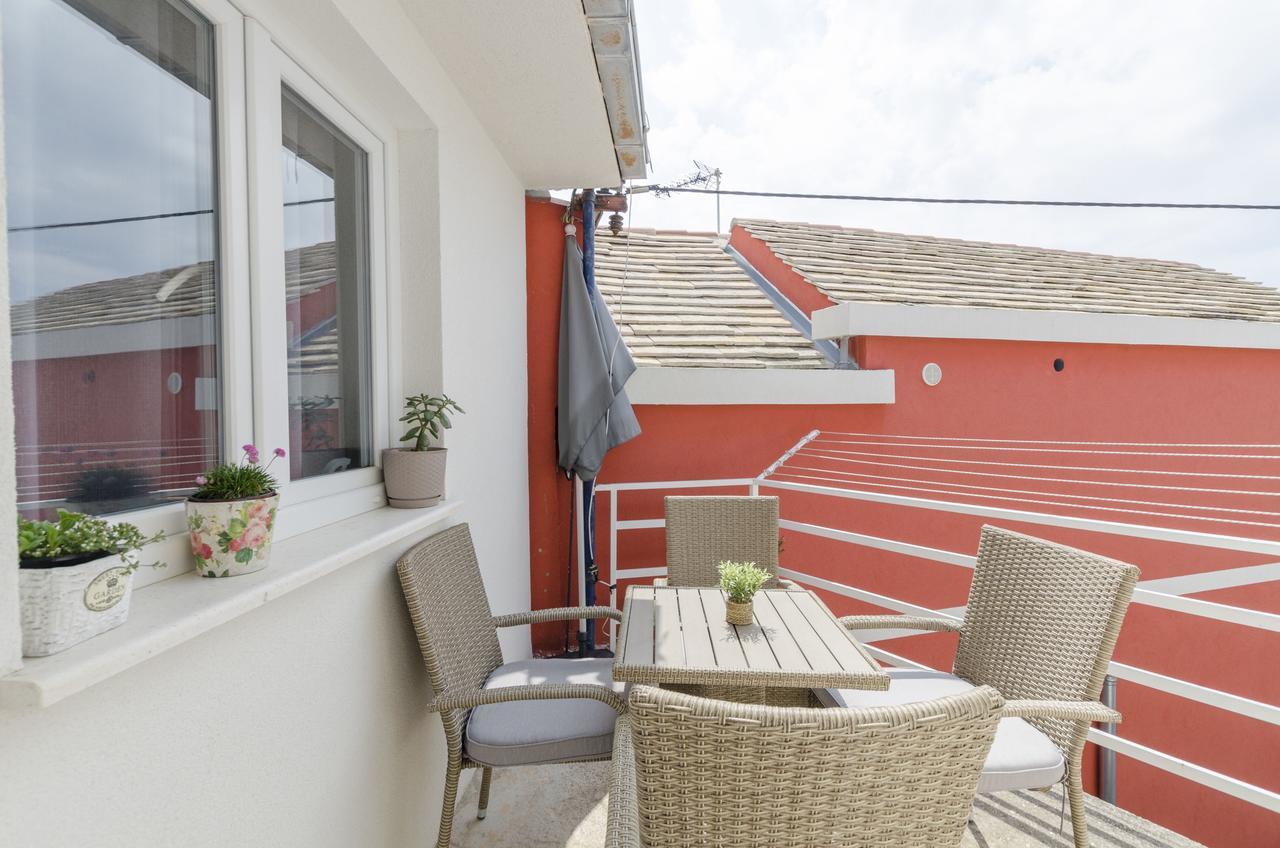 Apartments Dasa Примоштен Экстерьер фото