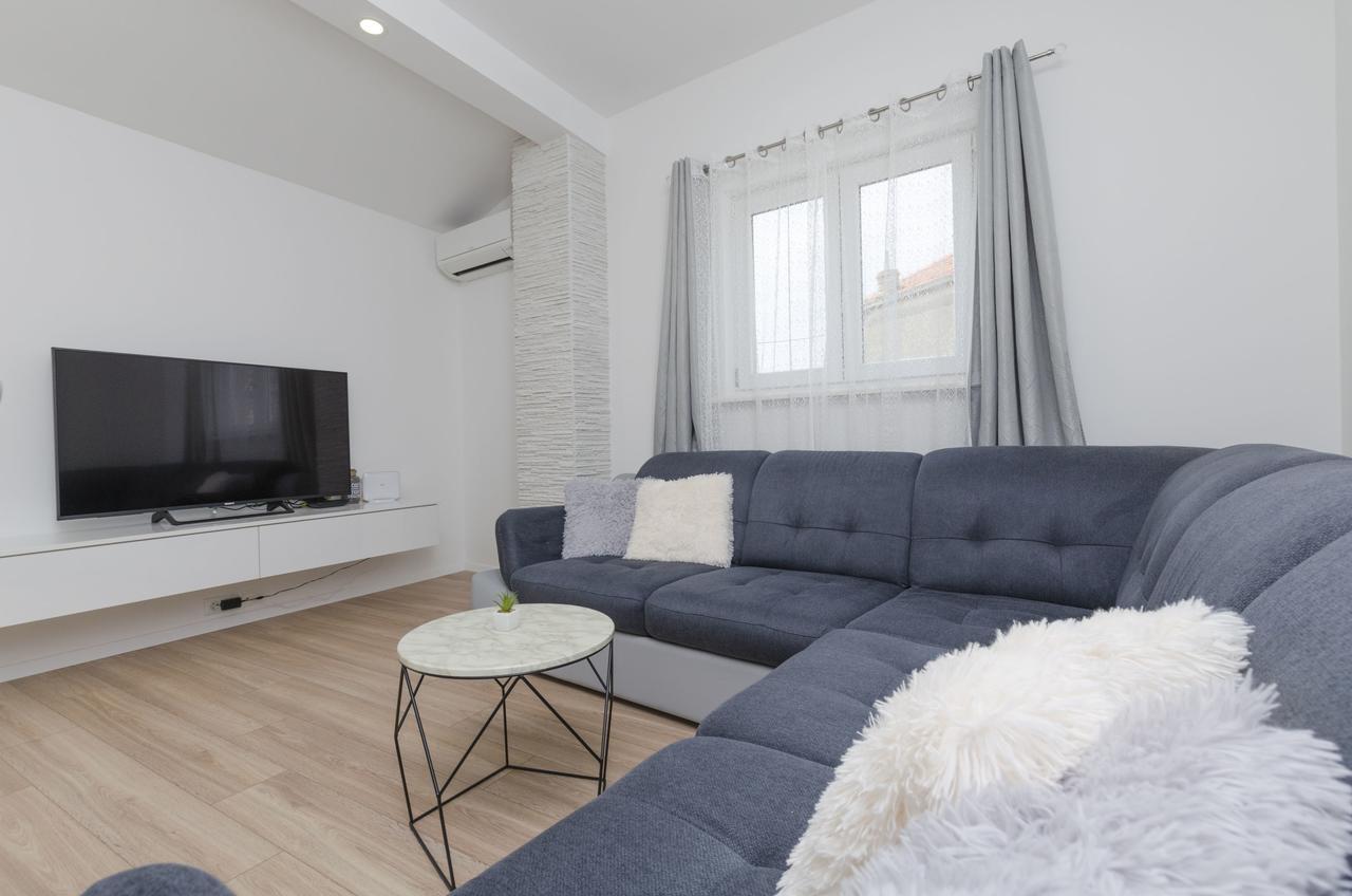 Apartments Dasa Примоштен Экстерьер фото