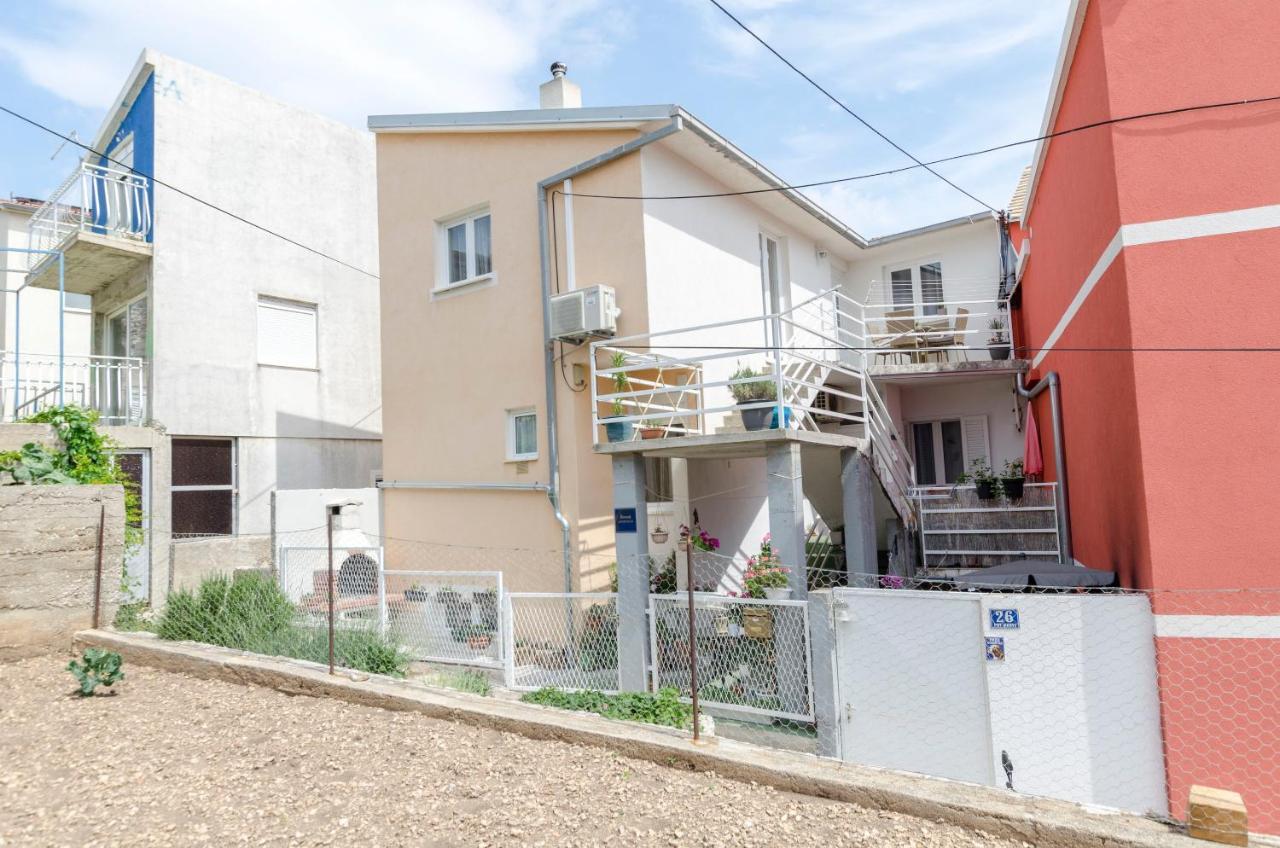 Apartments Dasa Примоштен Экстерьер фото